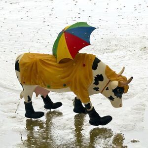 COW PARADE #7704 Mooing in the Rain 2005 W/Tag No Box -Raincoat, Umbrella, Boots